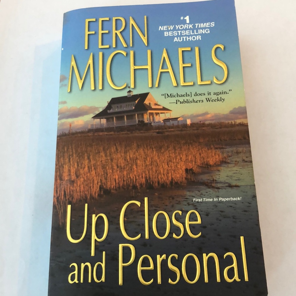 ⭐️5 for $15⭐️ Up Close and Personal by Fern Michaels | Book